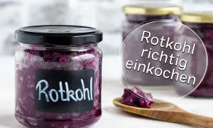 Gläser mit Rotkohl, bereit zum Rotkohl einkochen. Ein Löffel mit Rotkohl liegt daneben.