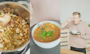 Ein Mann genießt eine dampfende Schüssel Harira Suppe, die mit Kichererbsen und Linsen zubereitet wird.