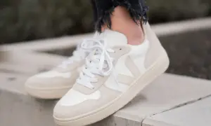 Stilvolle, nachhaltige Sneaker von Veja in Creme und Weiß, perfekt für den lässigen Look.