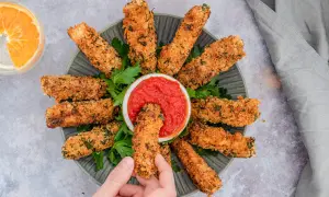 Knusprig paniertes Tofu, goldbraun gebacken, wird mit einer Schale Tomatensoße serviert. Ein perfekter Snack für alle, die Tofu panieren lieben.