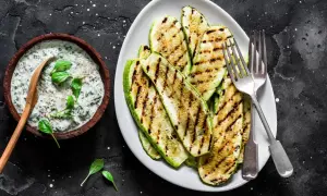 Perfekt gegrillte Zucchinischeiben mit Kräuterquark. Ein Genuss für jeden Grillabend!