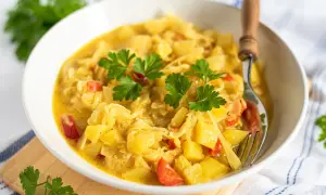 Herzhaftes Gericht mit Kartoffeln und Kohl, garniert mit Petersilie. Eine köstliche Currykraut-Verwendung für eine wärmende Mahlzeit.