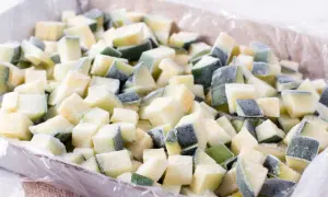 Gefrorene Zucchiniewürfel in einer Schale, bereit für die Lagerung. Perfekt für das zucchini einfrieren und spätere Verwendung in Gerichten.