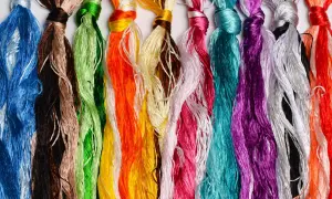 Bunte Fäden aus Maulbeerseide, die für tierfreundliche Stickereien verwendet werden.