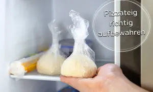Zwei Portionen Pizzateig in Frischhaltefolie verpackt, bereit für die richtige Aufbewahrung im Kühlschrank.