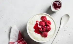 Cremiger Milchreis mit frischen Himbeeren und Himbeersauce. Ein einfaches und leckeres Reispudding Rezept für jeden Tag.