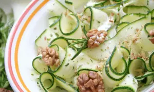 Zucchinisalat mit Walnüssen und Rosmarin, eine köstliche Idee für leichte zucchinisalat rezepte.