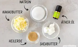 Zutaten für selbstgemachtes Deo: Kakaobutter, Natron, Heilerde, Sheabutter und ätherisches Öl.