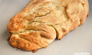 Frisch gebackener Zwieback-Teig, bereit für das zweite Backen. Ein einfaches Zwieback Rezept für zu Hause.