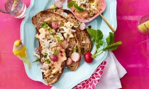 Herzhafte Brotscheiben mit cremiger Füllung, Radieschen und Kräutern. Ein tolles Beispiel für Meerrettich Rezepte, das Appetit macht.