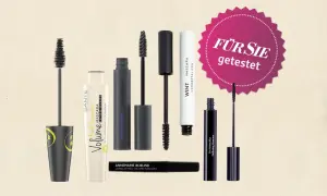 Vielfalt an Mascara-Produkten, darunter Naturkosmetik von Sante und Annemarie Börlind. "Für Sie getestet" steht auf einem pinken Siegel.