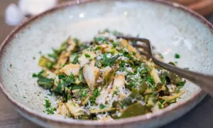 Leckerer Mangold verarbeiten: Gebratenes Gemüse mit Kräutern und Parmesan in einer Schüssel, bereit zum Genießen.