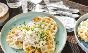 Reiswaffeln selber machen: knusprige Waffeln mit cremiger Füllung und Kresse garniert. Ein Genuss für jeden Tag.