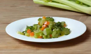 Gedünsteter Staudensellerie mit Karotten und Kräutern auf einem Teller, inspiriert von Staudensellerie Rezepten.