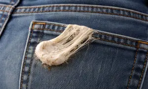 Kaugummi aus Klamotten entfernen: Ein klebriger Albtraum auf Jeans.