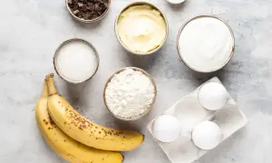Reife Bananen, Mehl, Zucker, Butter, Eier, Schokolade und Joghurt – alles bereit, um die Bananen zu verwerten und etwas Leckeres zu backen.