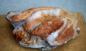 Gefrierbrand zeigt sich als trockene, graue oder weißliche Stellen auf dem Fleisch, die durch den Verlust von Feuchtigkeit entstehen.
