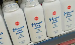 Reihe von Johnson's Babypuder-Flaschen. Ein Geheimtipp: Babypuder als Trockenshampoo für voluminöses Haar.