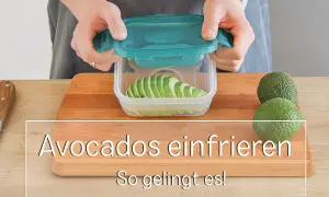 Avocados einfrieren: Scheiben in einem Behälter für später vorbereiten. So gelingt es!