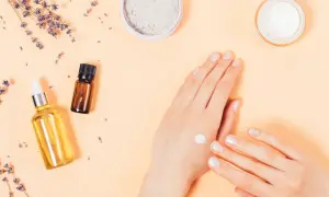 Zutaten für handcreme selber machen: Lavendel, Öle, Puder und eine fertige Creme.