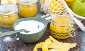 Zutaten für gelierzucker selber machen: Zucker, Zitronenschalen und Äpfel.
