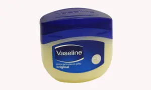 Kleine Dose Vaseline, eine beliebte Alternative zu Vaseline für Hautpflege.