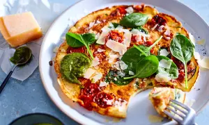 Leichte Mahlzeit bei Hitze: Herzhafte Frittata mit Spinat, Tomaten, Pesto und Parmesan.