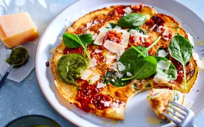 Leichte Mahlzeit bei Hitze: Herzhafte Frittata mit Spinat, Tomaten, Pesto und Parmesan.