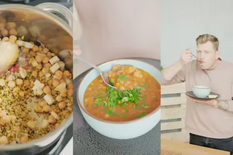 Ein Mann genießt eine dampfende Schüssel Harira Suppe, die mit Kichererbsen und Linsen zubereitet wird.