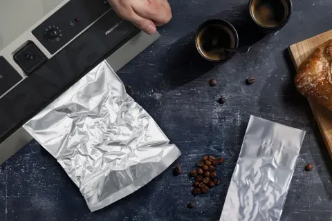 Kaffee frisch halten: Wie lange ist vakuumverpackter Kaffee haltbar? Hier wird er mit einem Lava V.100® Premium X versiegelt.
