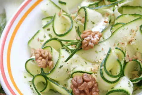 Zucchinisalat mit Walnüssen und Rosmarin, eine köstliche Idee für leichte zucchinisalat rezepte.