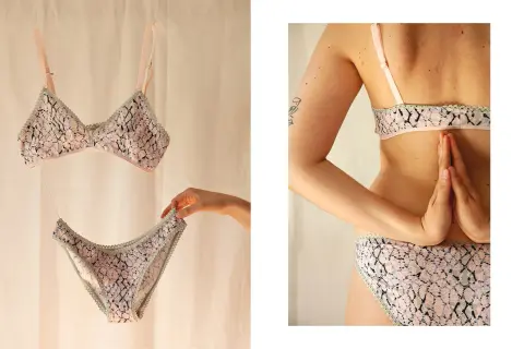 Fair fashion unterwäsche im Schlangenmuster. Ein BH und Slip hängen an Schnüren, eine Hand hält den Slip. Rechts trägt eine Frau das Set.