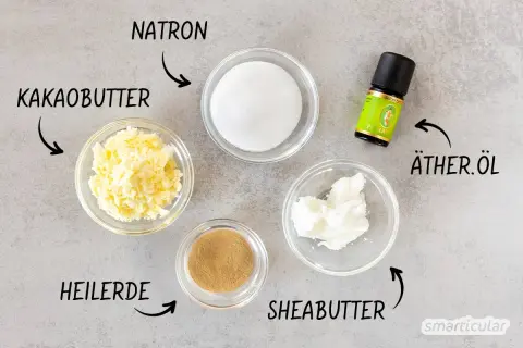 Zutaten für selbstgemachtes Deo: Kakaobutter, Natron, Heilerde, Sheabutter und ätherisches Öl.