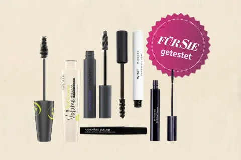 Vielfalt an Mascara-Produkten, darunter Naturkosmetik von Sante und Annemarie Börlind. "Für Sie getestet" steht auf einem pinken Siegel.