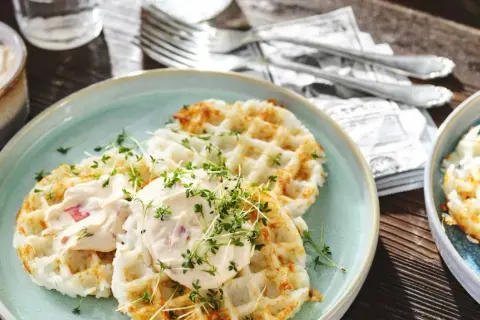 Reiswaffeln selber machen: knusprige Waffeln mit cremiger Füllung und Kresse garniert. Ein Genuss für jeden Tag.