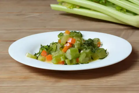 Gedünsteter Staudensellerie mit Karotten und Kräutern auf einem Teller, inspiriert von Staudensellerie Rezepten.