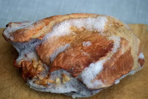 Gefrierbrand zeigt sich als trockene, graue oder weißliche Stellen auf dem Fleisch, die durch den Verlust von Feuchtigkeit entstehen.