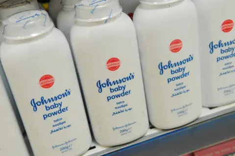 Reihe von Johnson's Babypuder-Flaschen. Ein Geheimtipp: Babypuder als Trockenshampoo für voluminöses Haar.