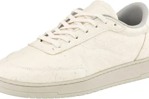 Ein beiger Sneaker aus innovativem Ananasleder mit Schnürung und grauer Innensohle. Nachhaltig und stylisch.
