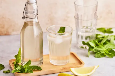 Erfrischendes Getränk mit selbstgemachtem Pfefferminzsirup, Eis, Minze und Zitrone. Perfekt zum pfefferminzsirup selber machen.
