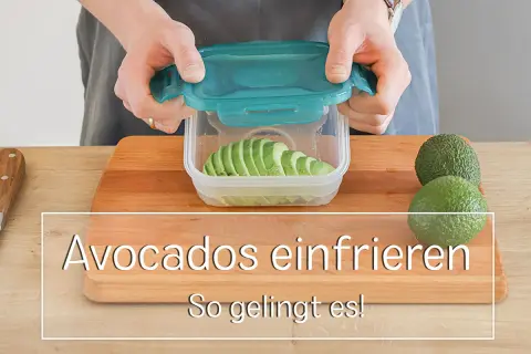 Avocados einfrieren: Scheiben in einem Behälter für später vorbereiten. So gelingt es!