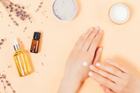Zutaten für handcreme selber machen: Lavendel, Öle, Puder und eine fertige Creme.