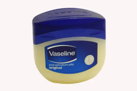 Kleine Dose Vaseline, eine beliebte Alternative zu Vaseline für Hautpflege.