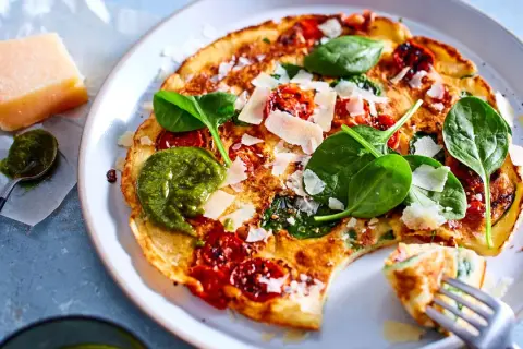 Leichte Mahlzeit bei Hitze: Herzhafte Frittata mit Spinat, Tomaten, Pesto und Parmesan.