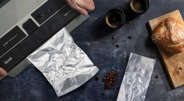 Kaffee frisch halten: Wie lange ist vakuumverpackter Kaffee haltbar? Hier wird er mit einem Lava V.100® Premium X versiegelt.