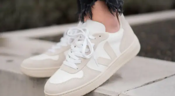 Stilvolle, nachhaltige Sneaker von Veja in Creme und Weiß, perfekt für den lässigen Look.