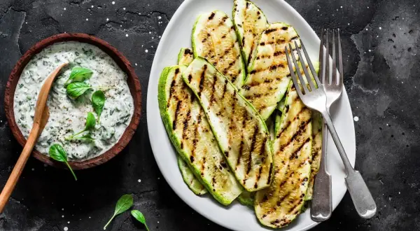 Perfekt gegrillte Zucchinischeiben mit Kräuterquark. Ein Genuss für jeden Grillabend!