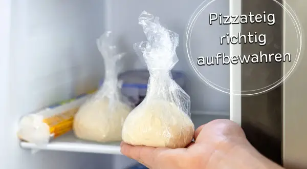 Zwei Portionen Pizzateig in Frischhaltefolie verpackt, bereit für die richtige Aufbewahrung im Kühlschrank.