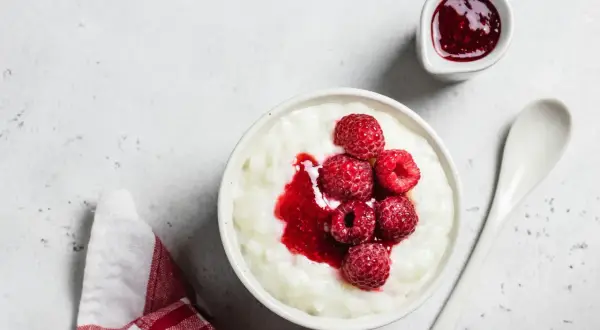 Cremiger Milchreis mit frischen Himbeeren und Himbeersauce. Ein einfaches und leckeres Reispudding Rezept für jeden Tag.