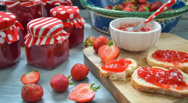 Frisch eingekochte Erdbeermarmelade in Gläsern, bereit zum Genuss auf Brot.